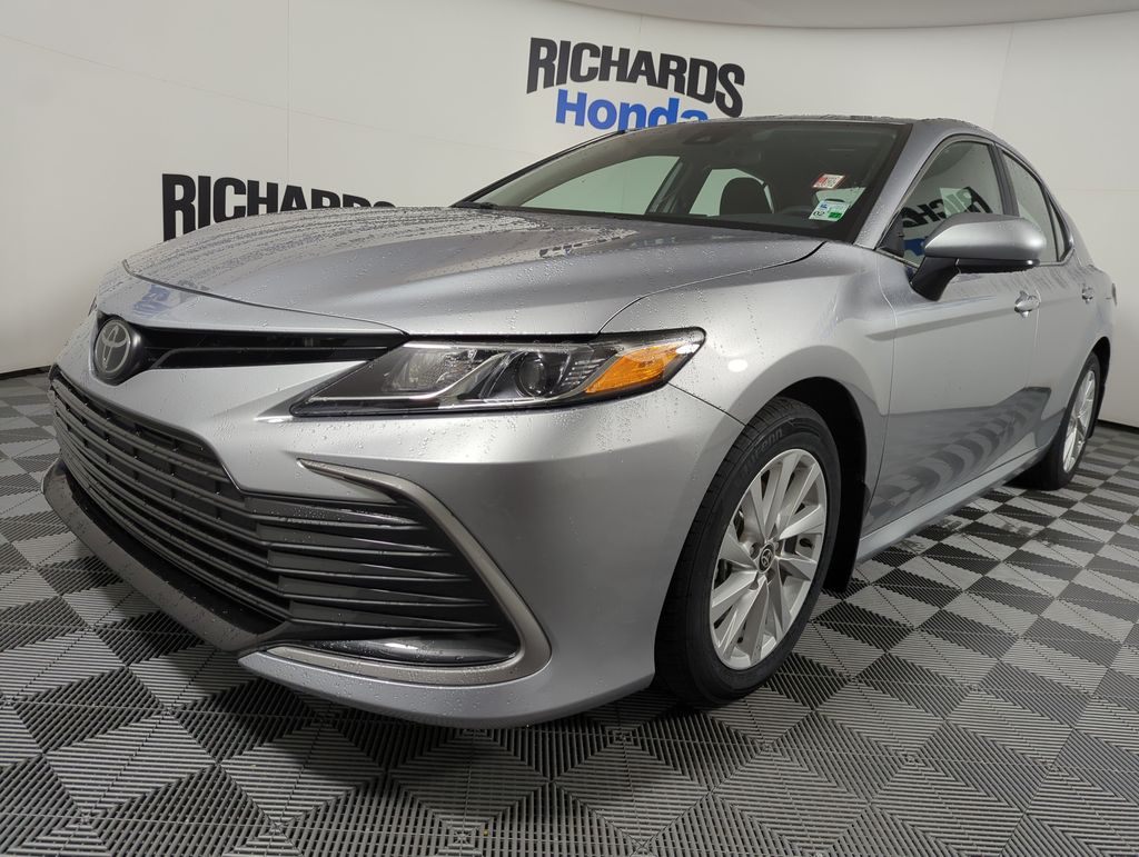 2024 Toyota Camry LE's photo