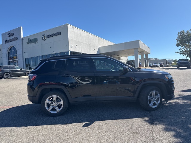 2023 Jeep Compass Latitude photo 4