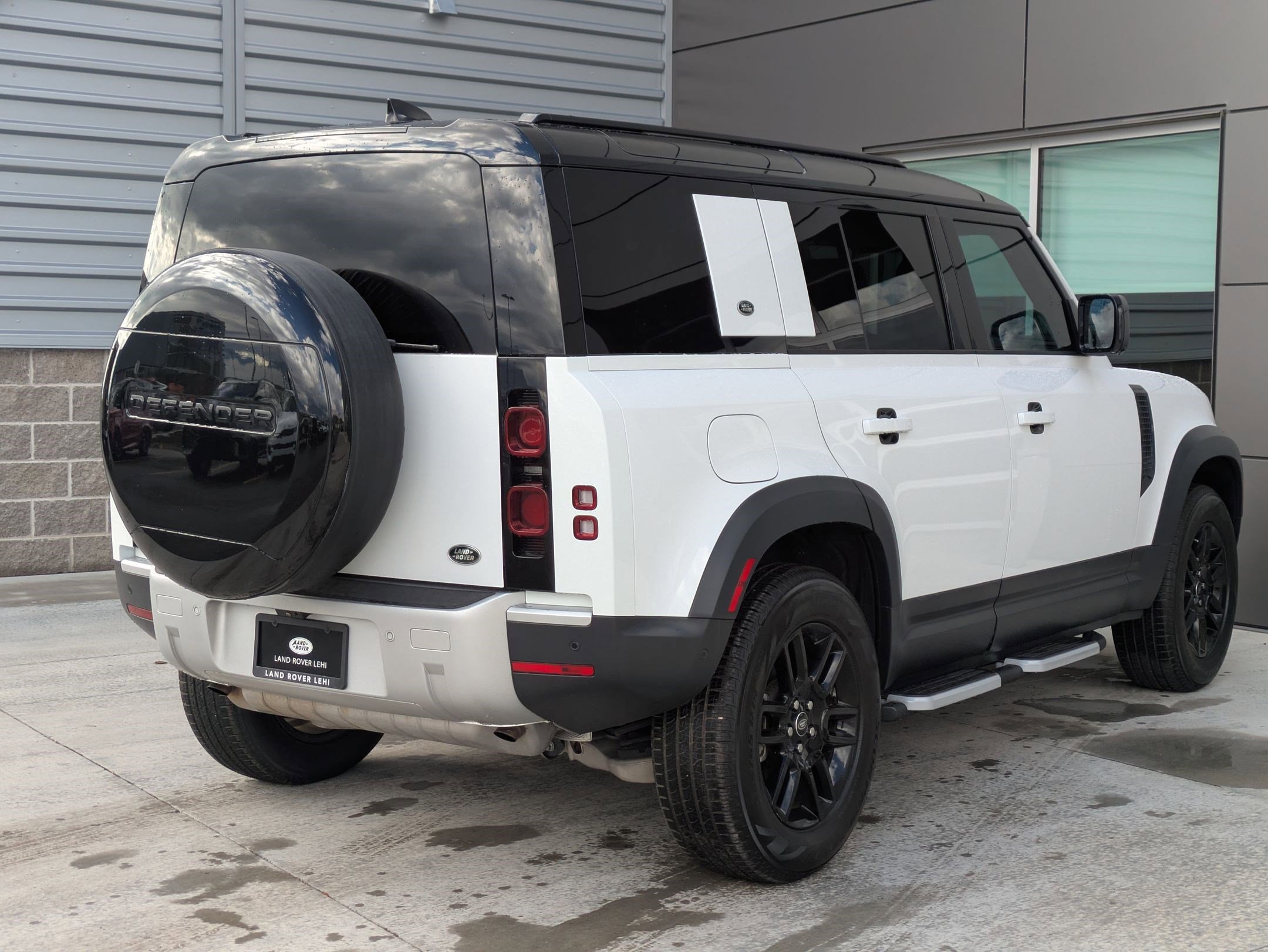 2023 Land Rover Defender 110 S photo 3