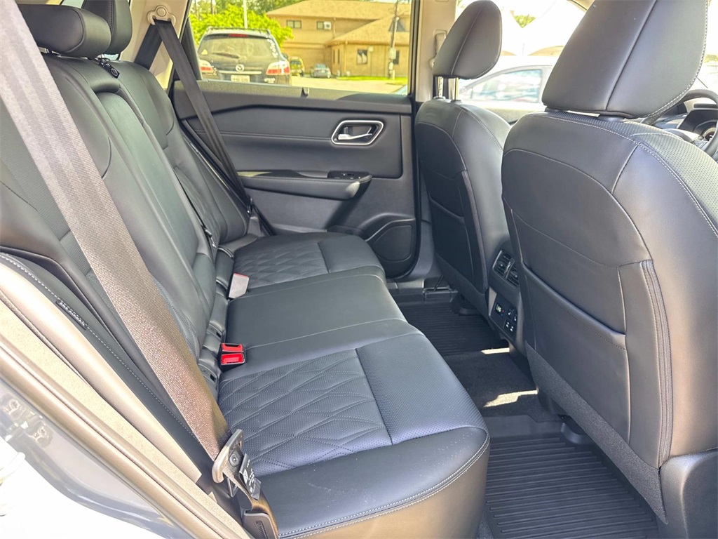 2025 Nissan Rogue Platinum photo 8
