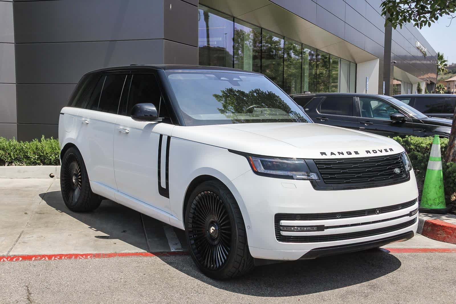 2023 Land Rover Range Rover SE photo 3
