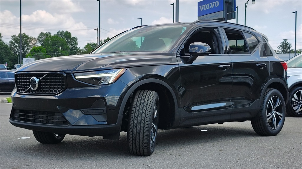2026 Volvo XC40 Core photo 5