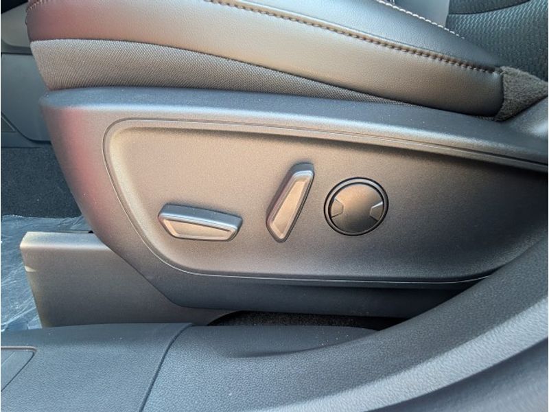2025 Ford Escape Plug-In Hybrid photo 2