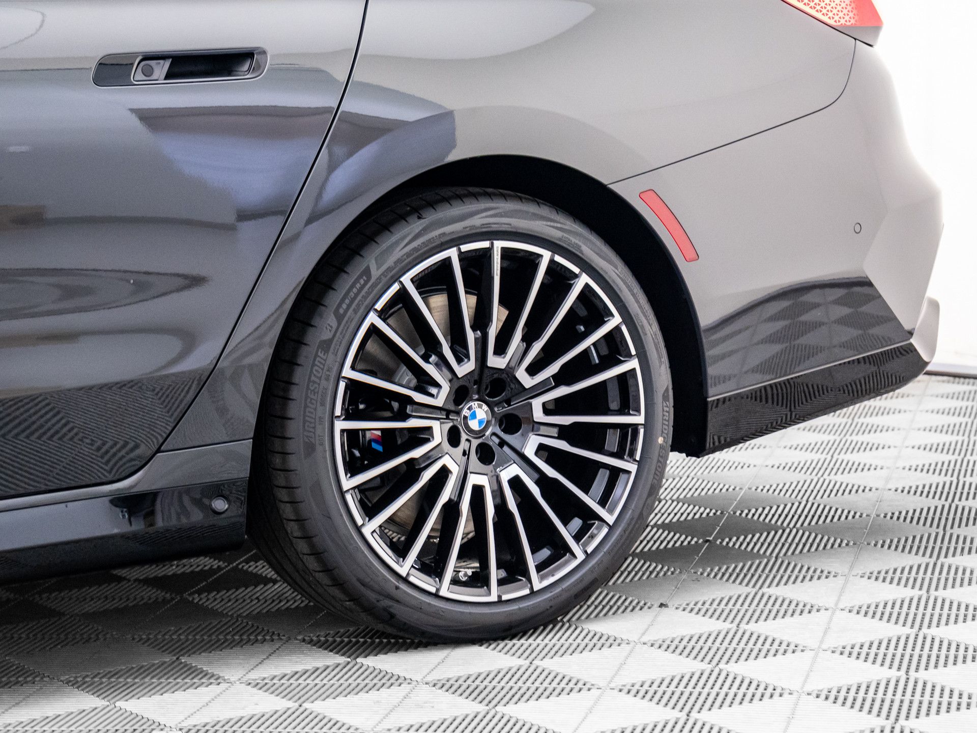 New 2025 Dravit Grey Metallic BMW 760i xDrive image 31