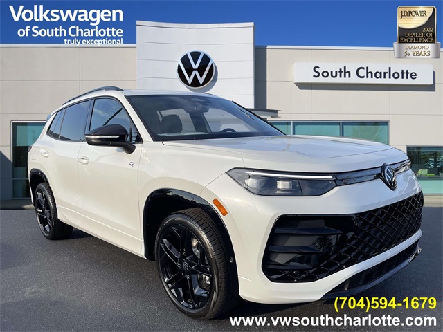 2025 Volkswagen Tiguan SE R-LINE BLACK's photo