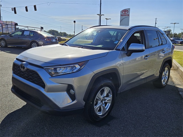 2021 Toyota RAV4 XLE photo 3