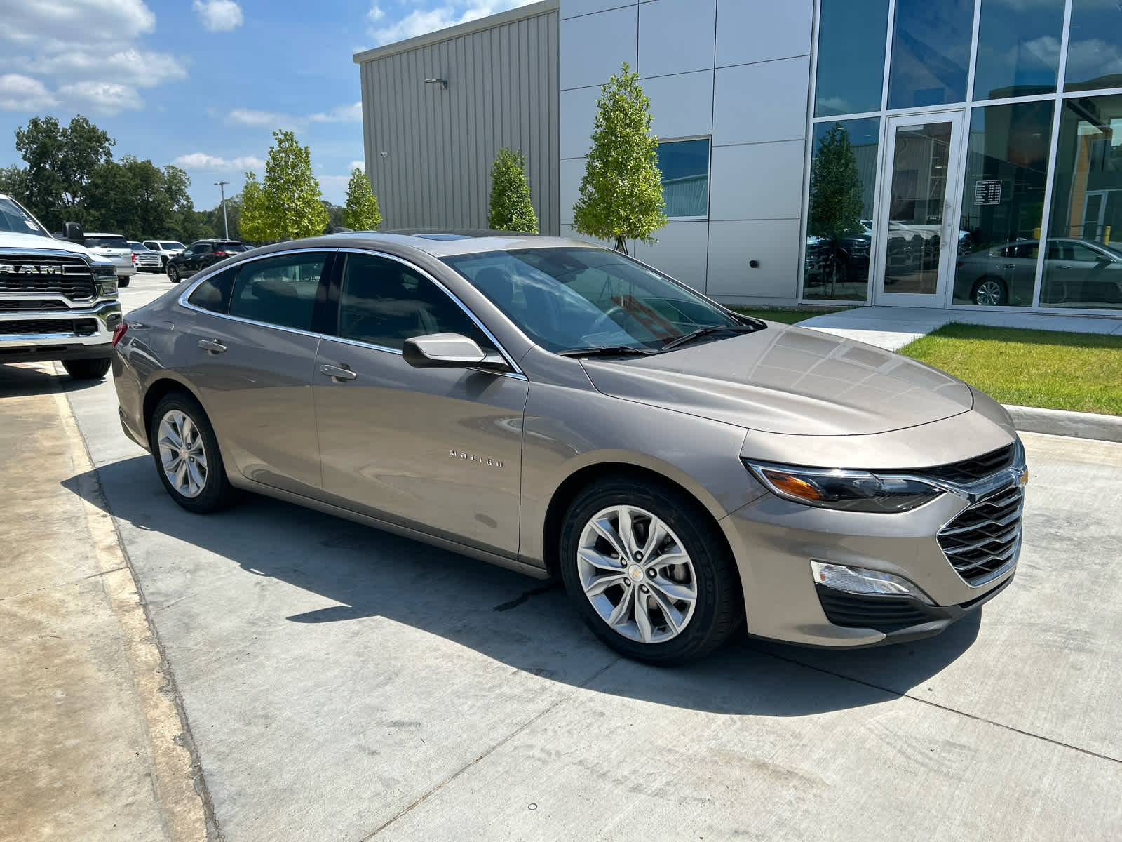 2024 Chevrolet Malibu 1LT photo 2