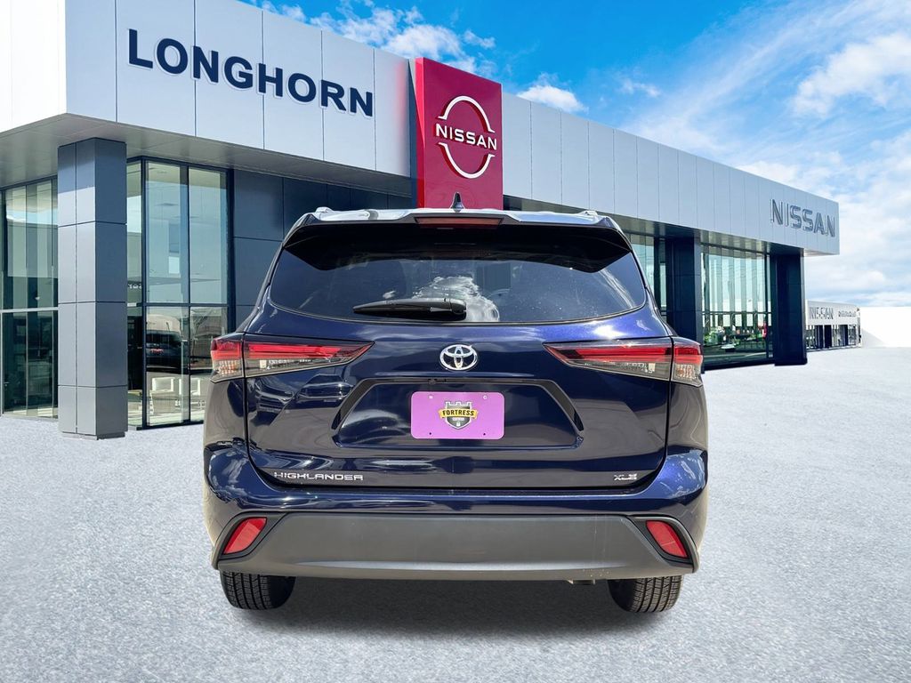 2024 Toyota Highlander LE photo 3