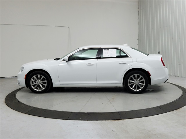 2023 Chrysler 300 Touring photo 3