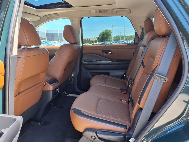2024 Nissan Pathfinder Platinum photo 8