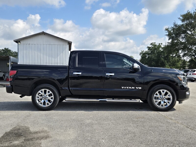 2020 Nissan Titan SL Crew Cab photo 3