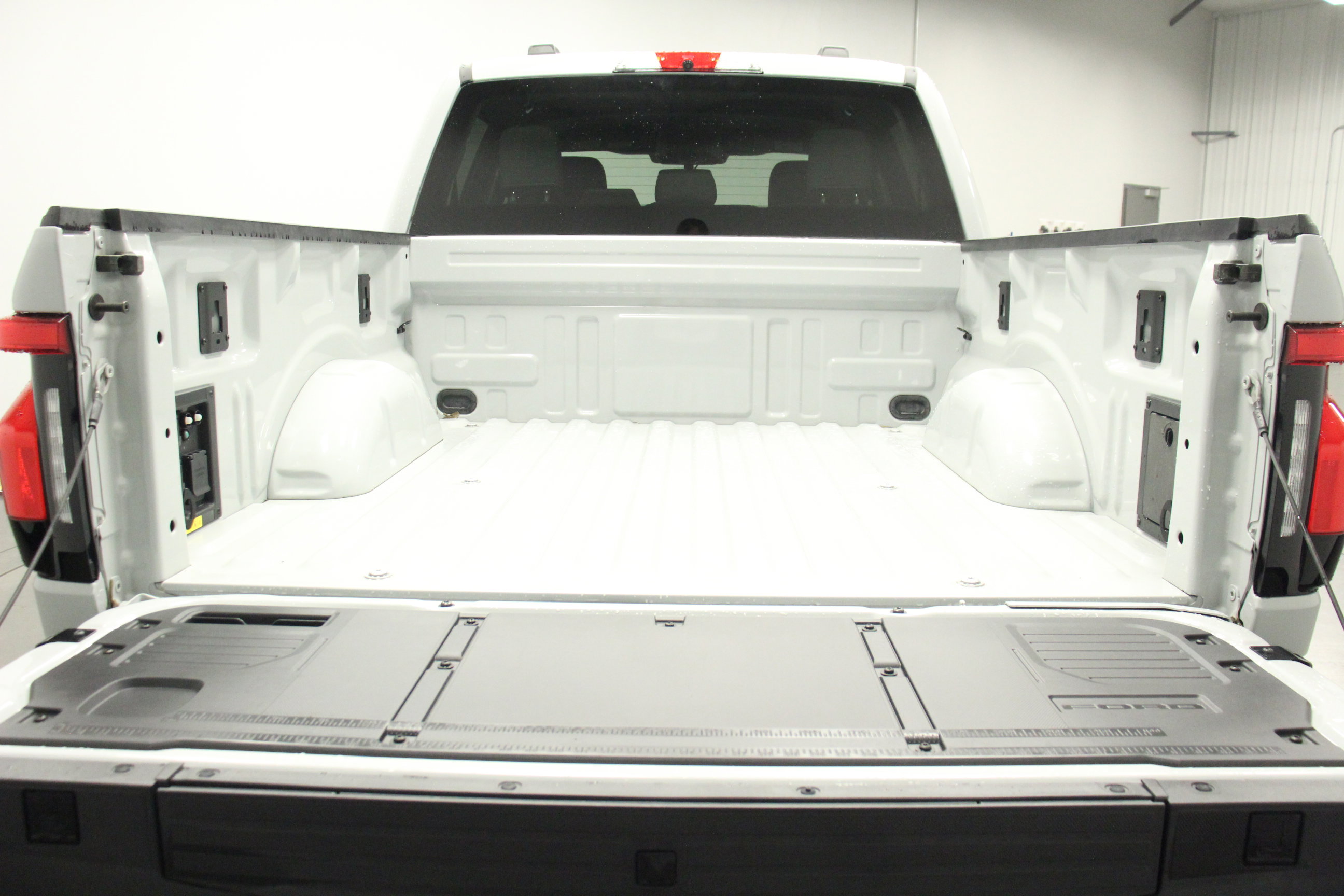 2024 Ford F-150 Lightning XLT photo 13