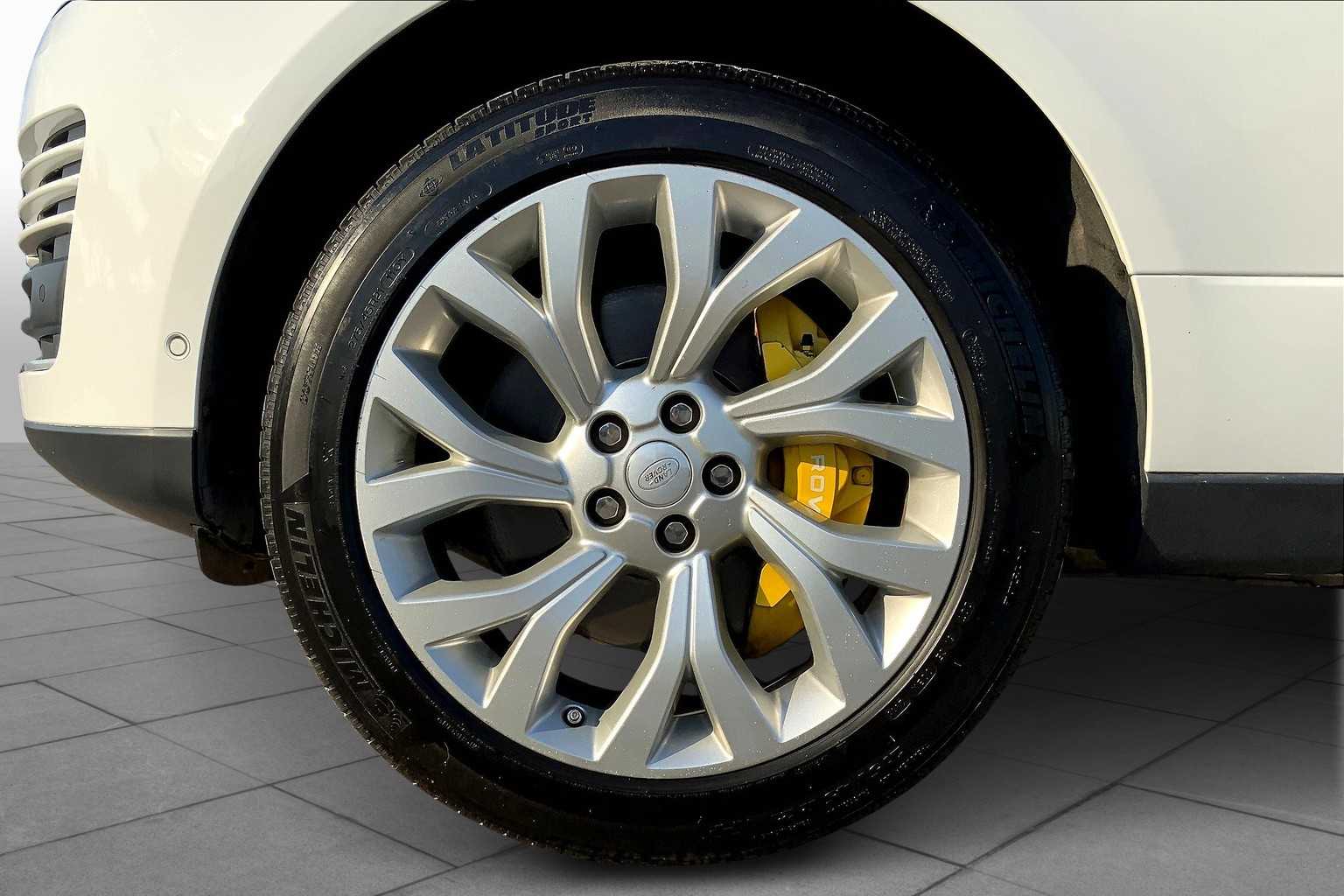 2019 Land Rover Range Rover HSE photo 8