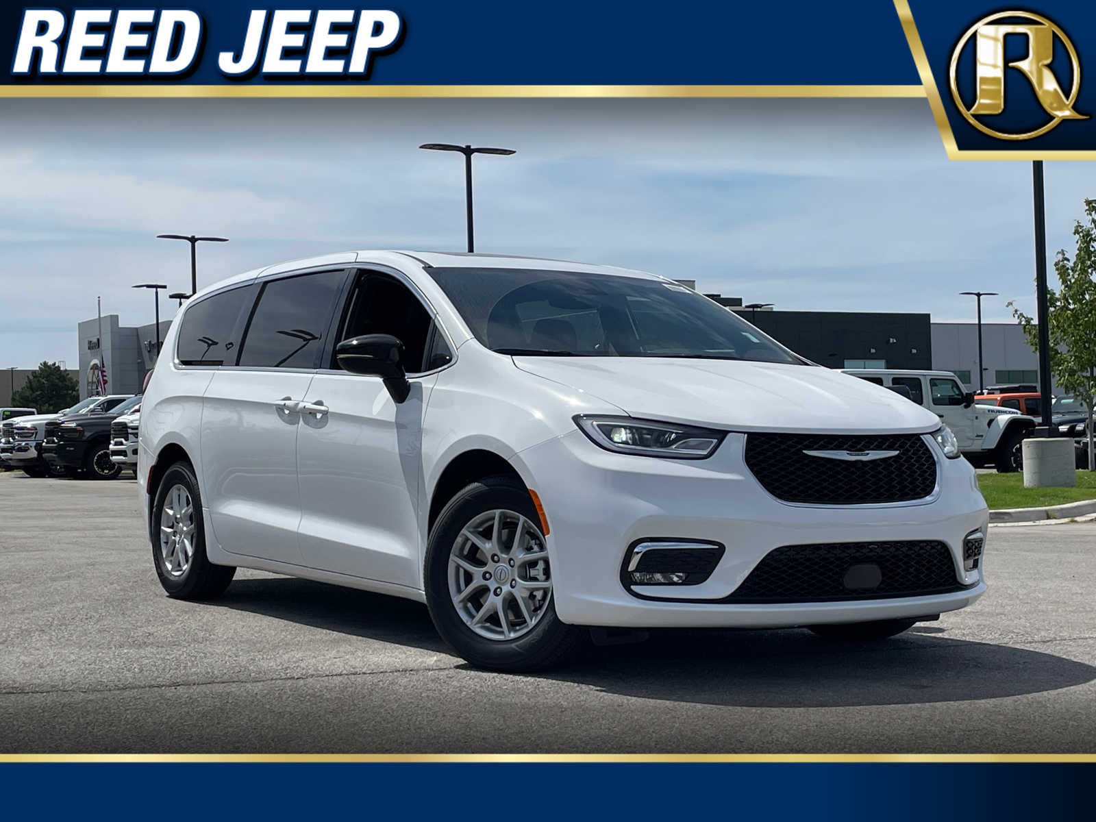 2026 Chrysler Pacifica Select's photo