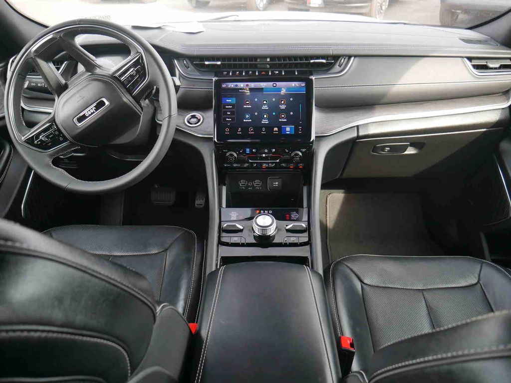 2024 Jeep Grand Cherokee Overland photo 4