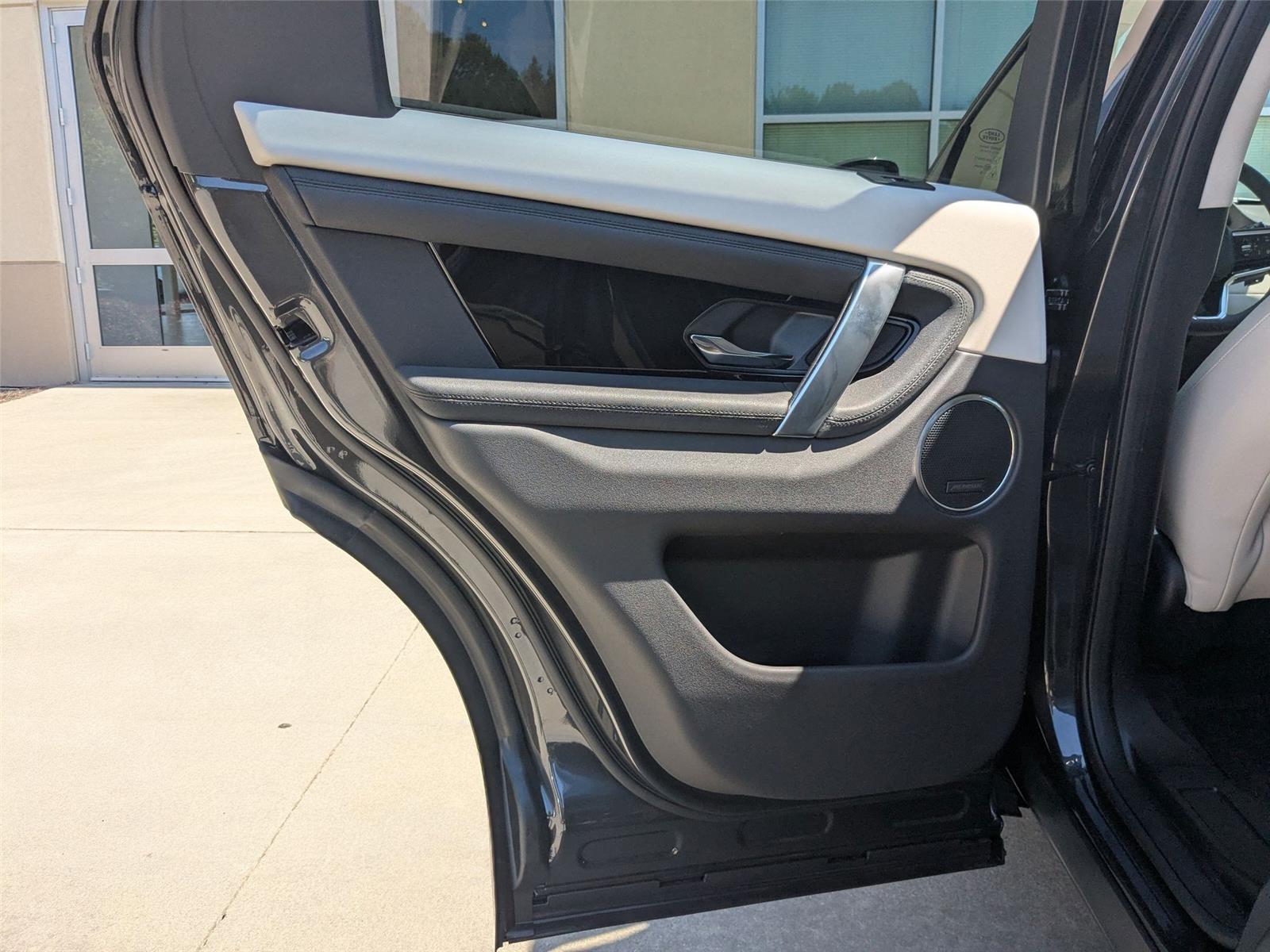 2025 Land Rover Discovery Sport S photo 16