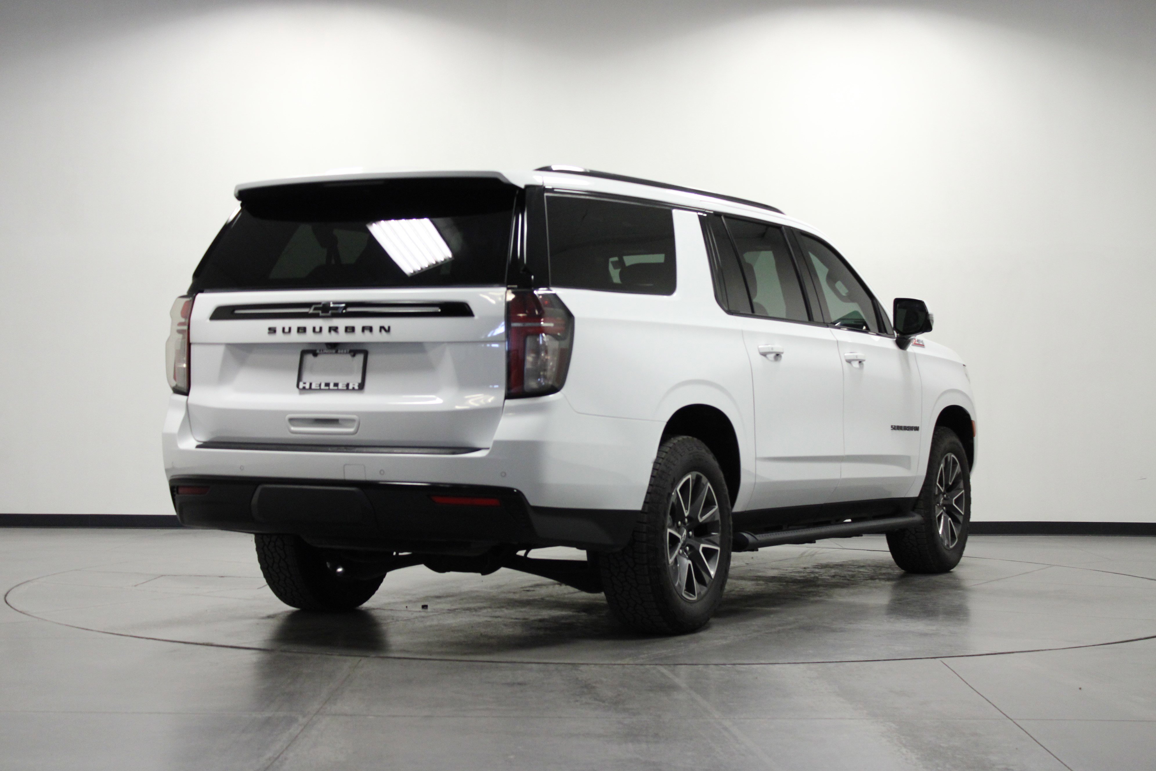 2023 Chevrolet Suburban Z71 photo 2