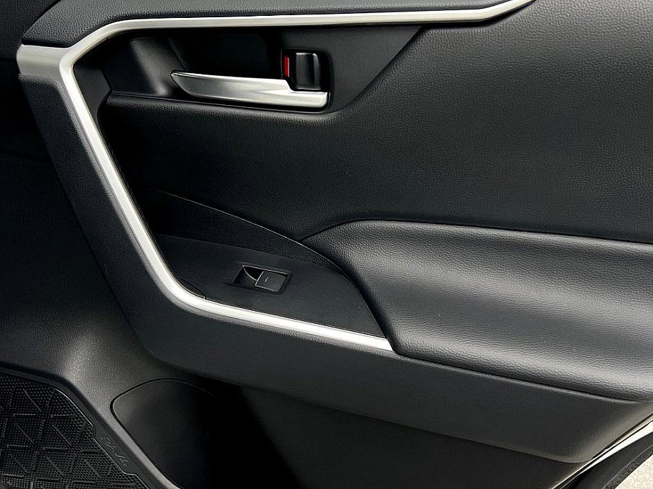 2024 Toyota RAV4 Hybrid XLE photo 25