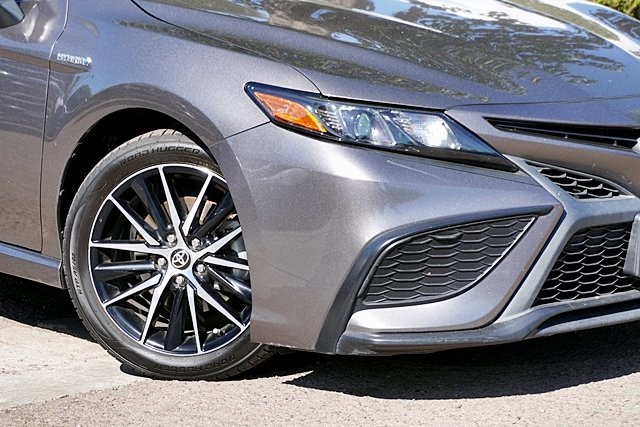 2021 Toyota Camry Hybrid SE photo 3