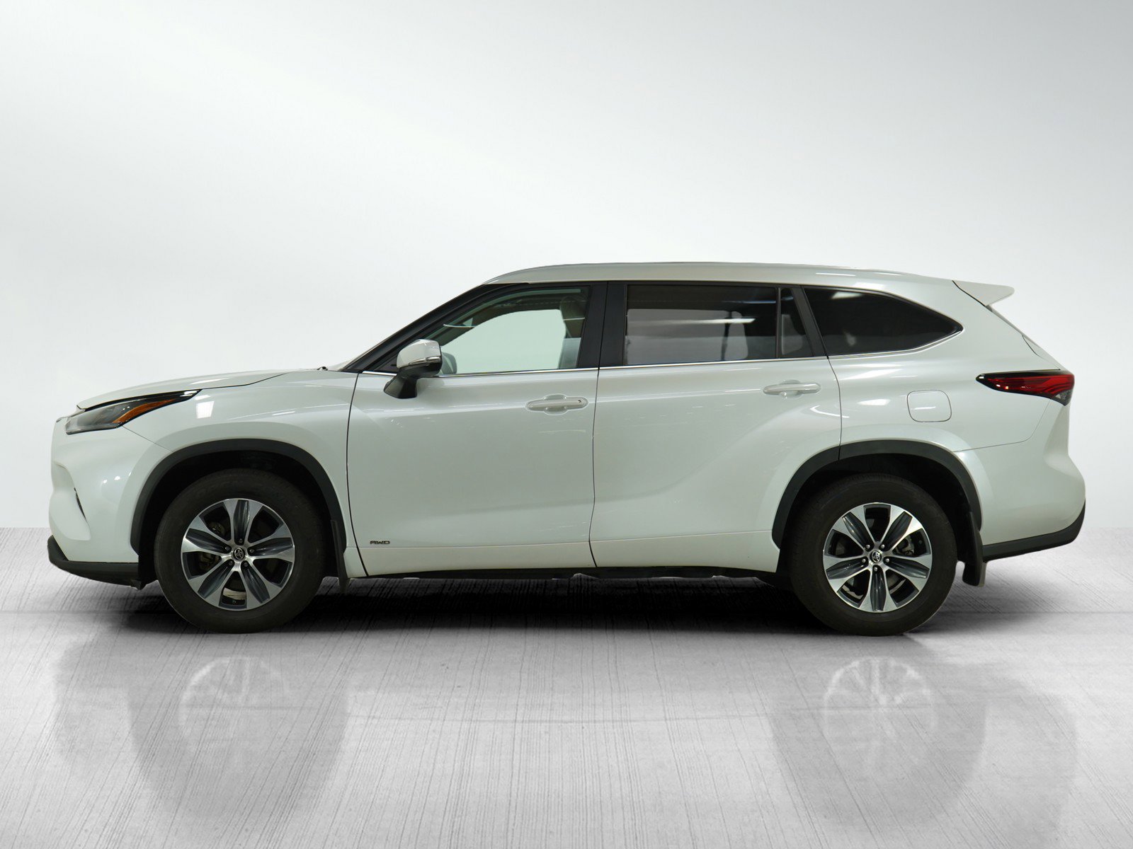 Used 2023 Toyota Highlander XLE with VIN 5TDKBRCH8PS576029 for sale in Brainerd, Minnesota
