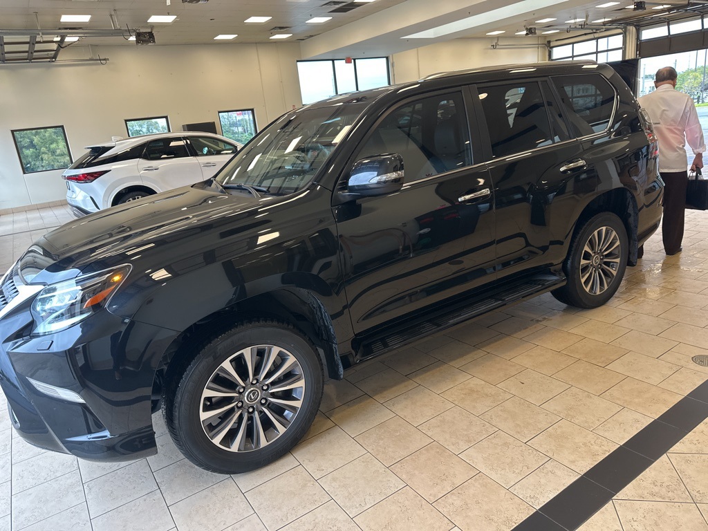 2022 Lexus GX 460 Luxury photo 2