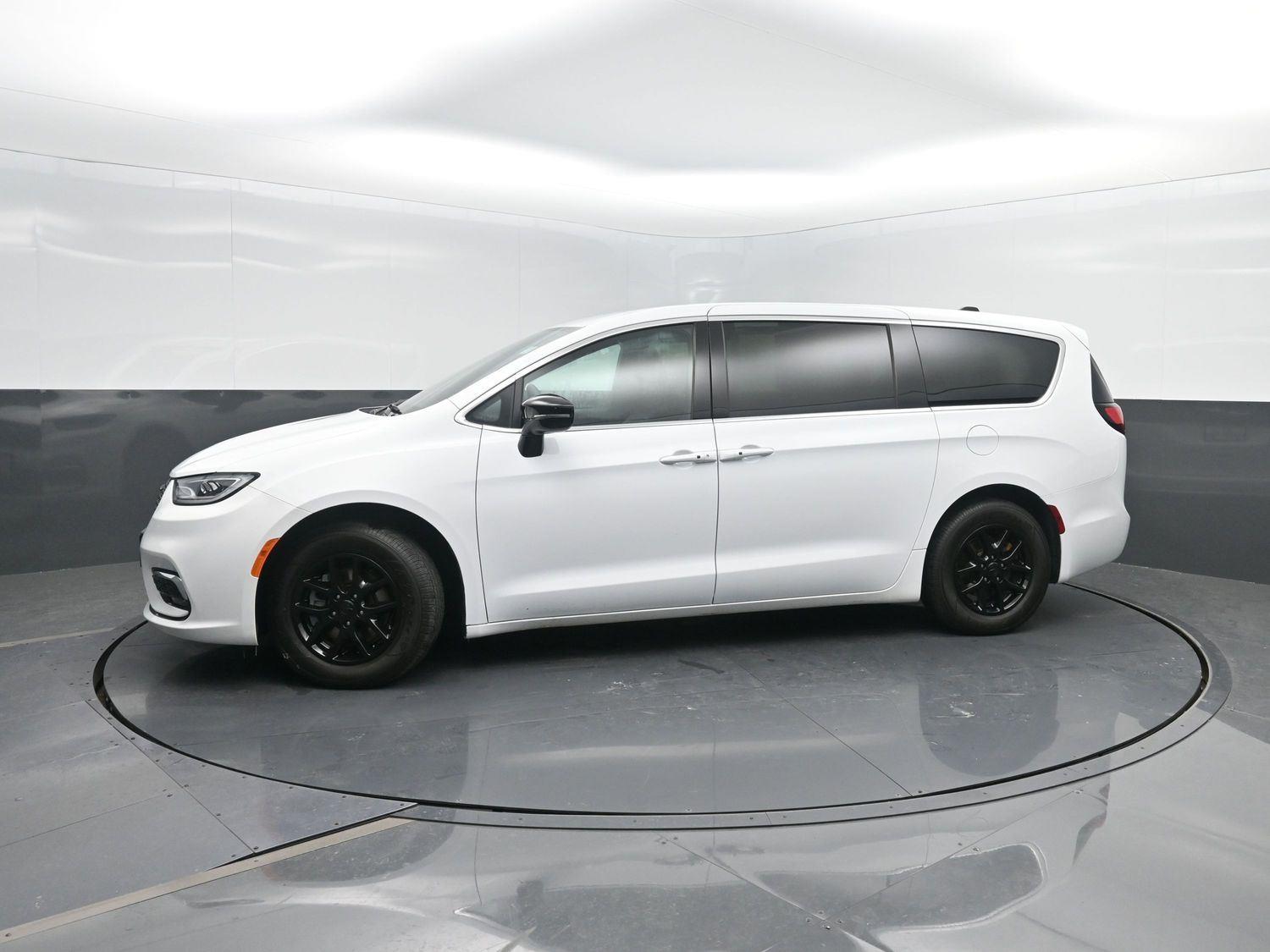 2025 Chrysler Pacifica Select's photo