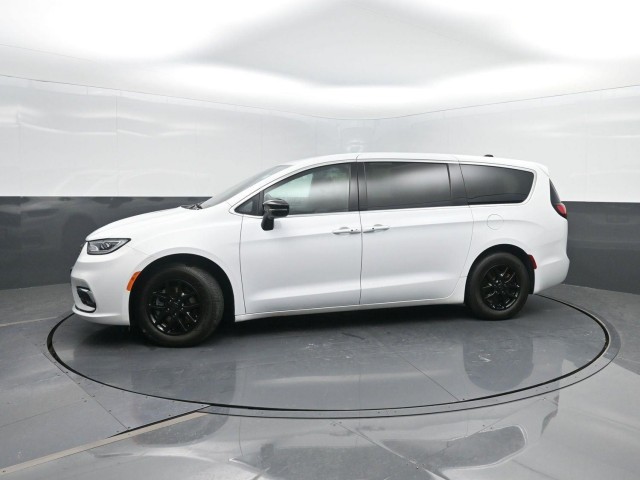 2025 Chrysler Pacifica Select's photo