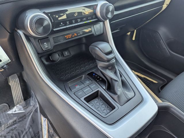 2022 Toyota RAV4 LE photo 23