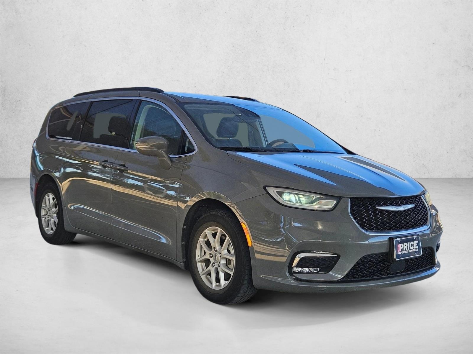 2022 Chrysler Pacifica Touring L photo 3