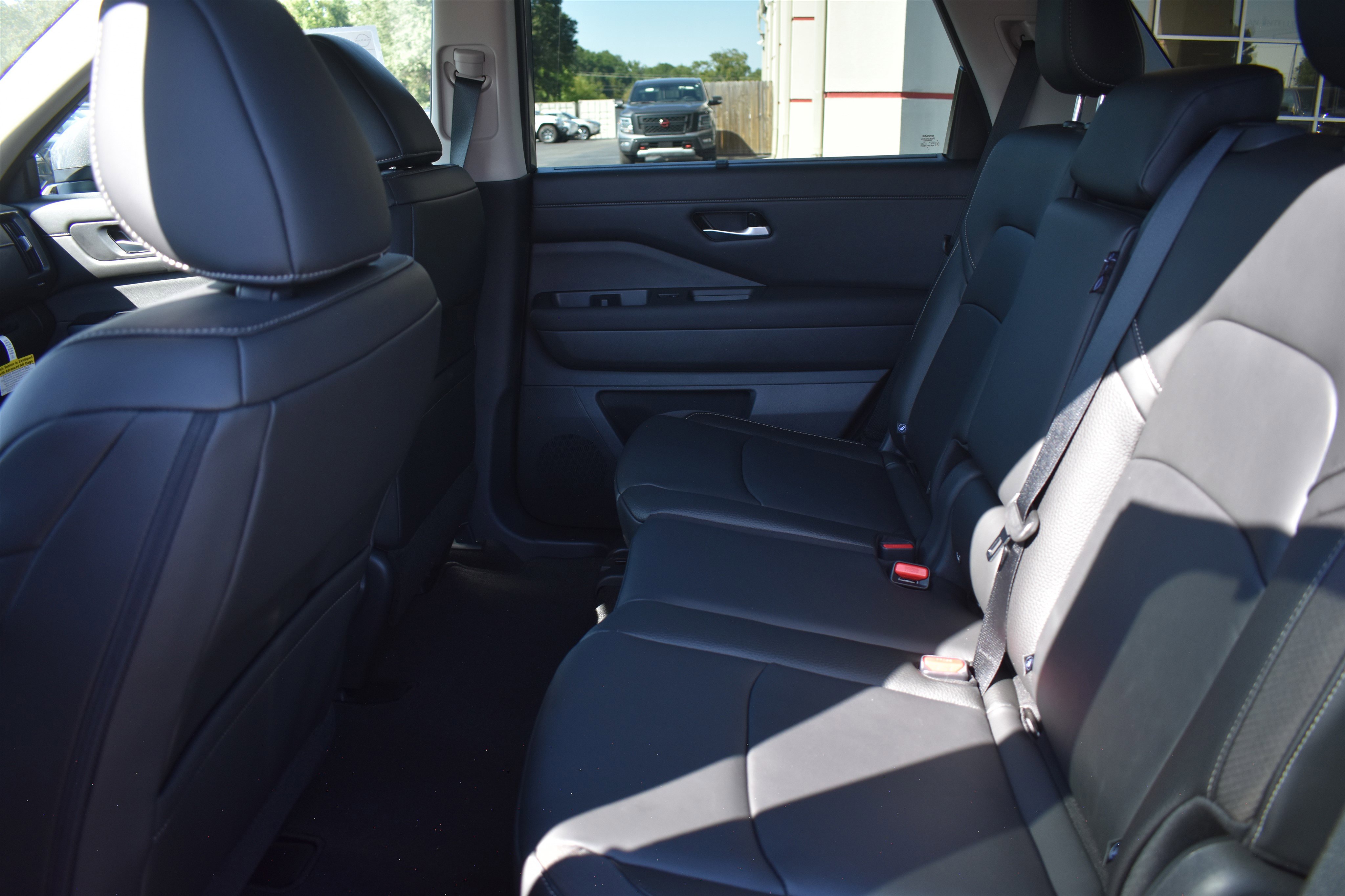 2025 Nissan Pathfinder SL photo 4