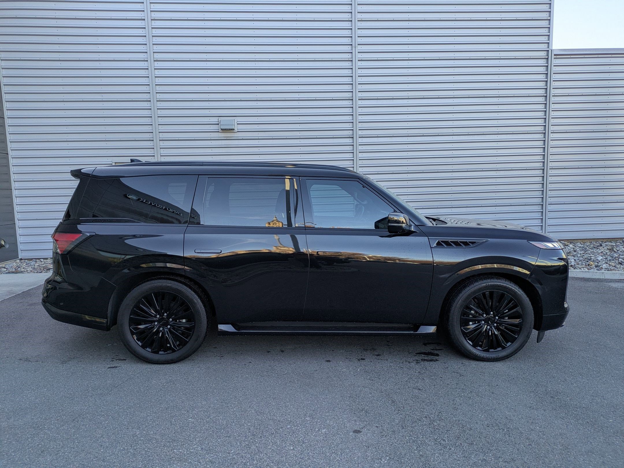 2025 Infiniti QX80 photo 2