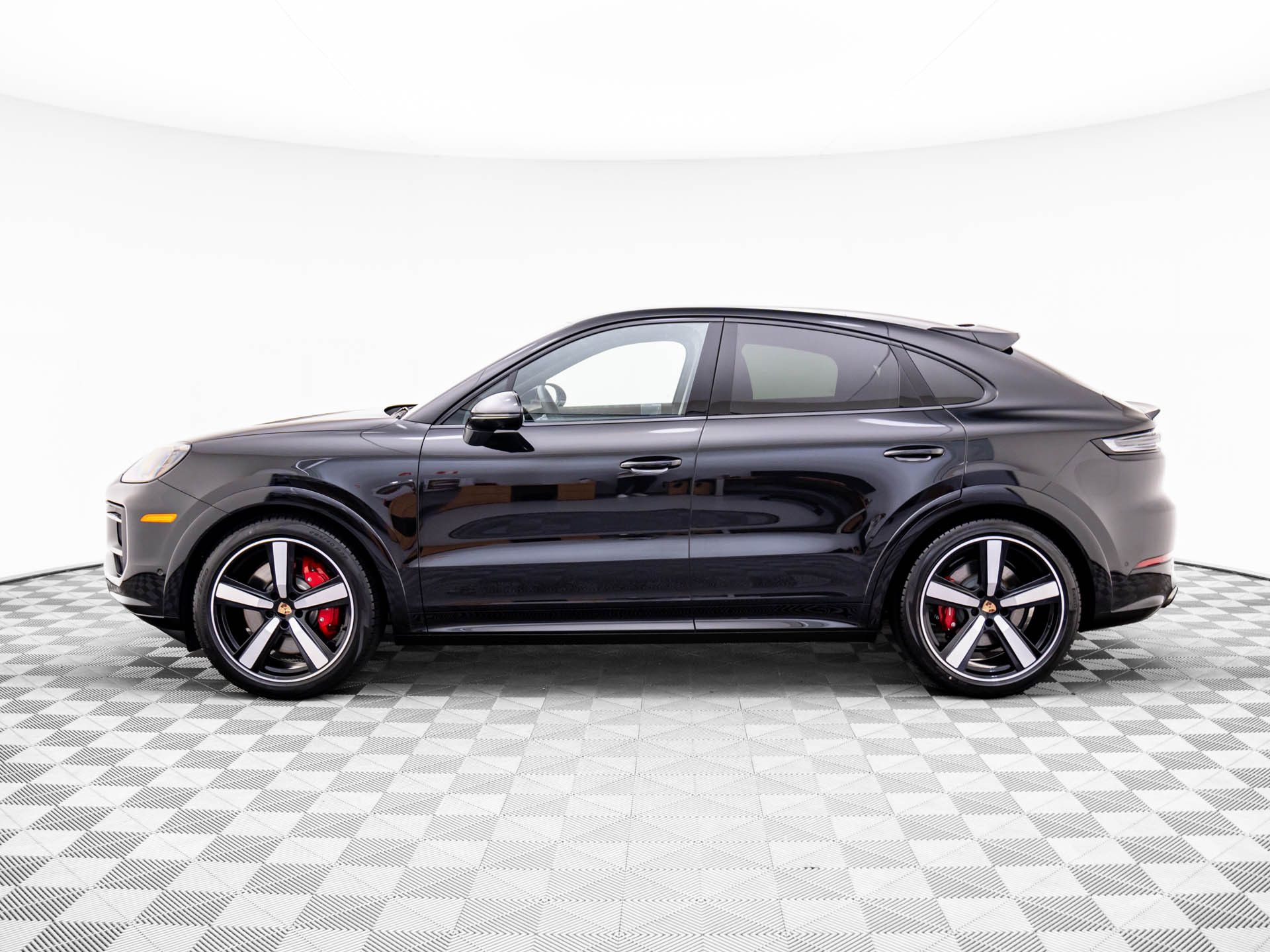 2025 Porsche Cayenne Coupe GTS photo 2
