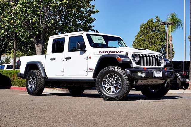 New 2025 Bright White Clear-Coat Exterior Paint Jeep Mojave image 2