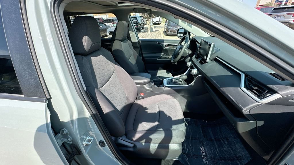 2021 Toyota RAV4 Hybrid XLE photo 27