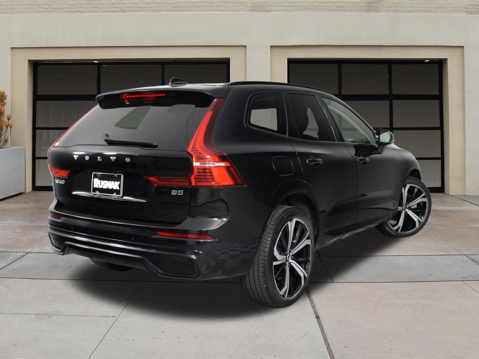 2023 Volvo XC60 B5 Ultimate photo 4