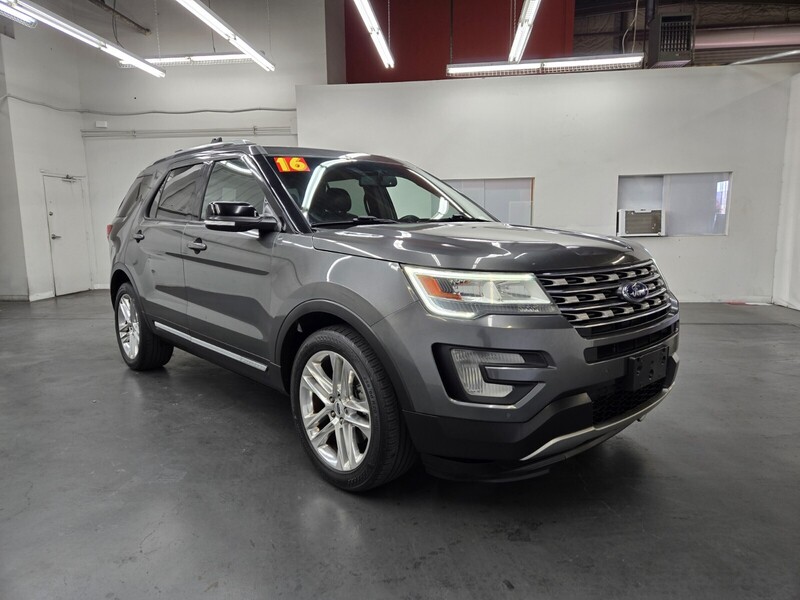 2016 Ford Explorer XLT photo 4