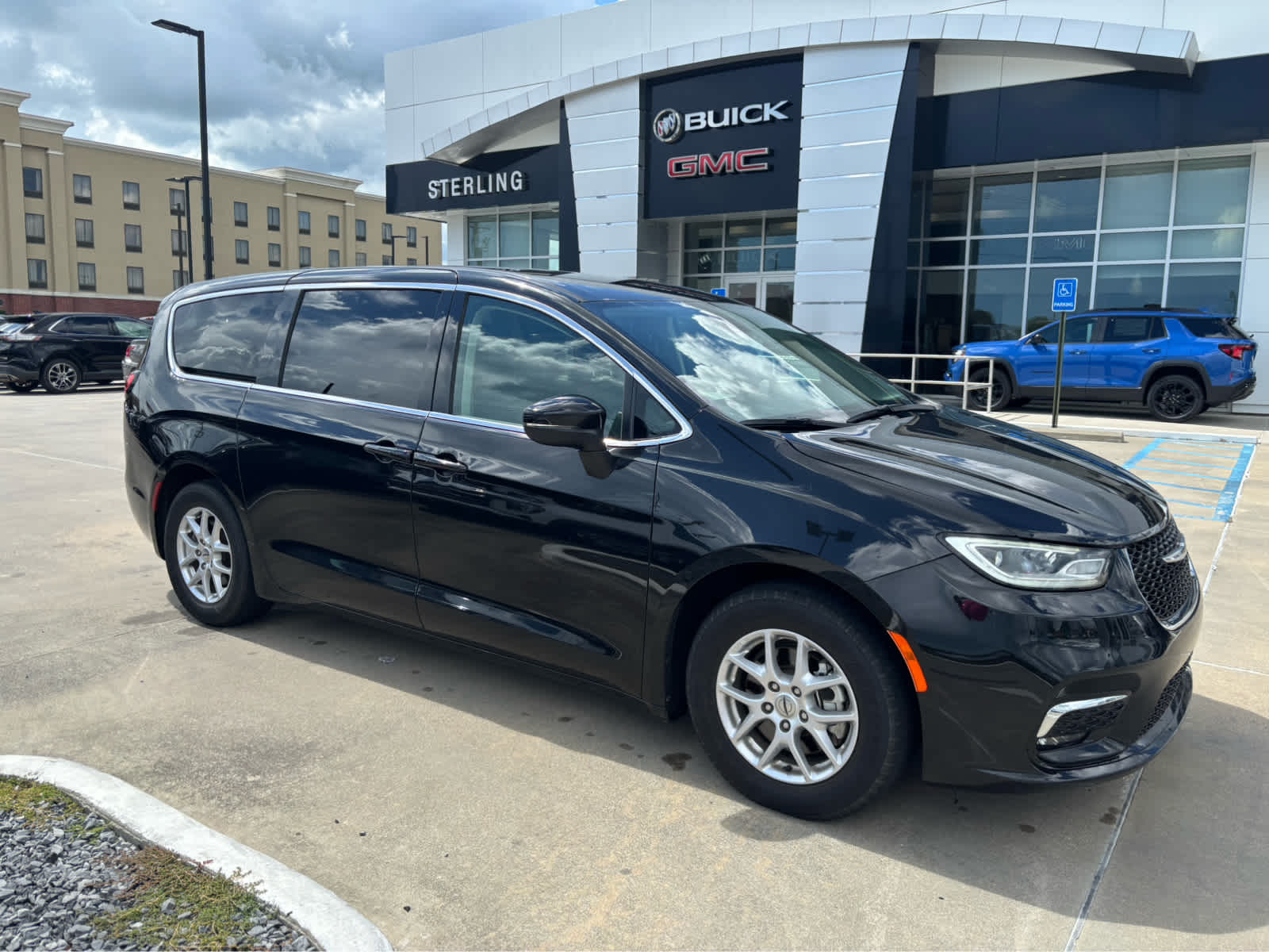 2023 Chrysler Pacifica Touring L's photo
