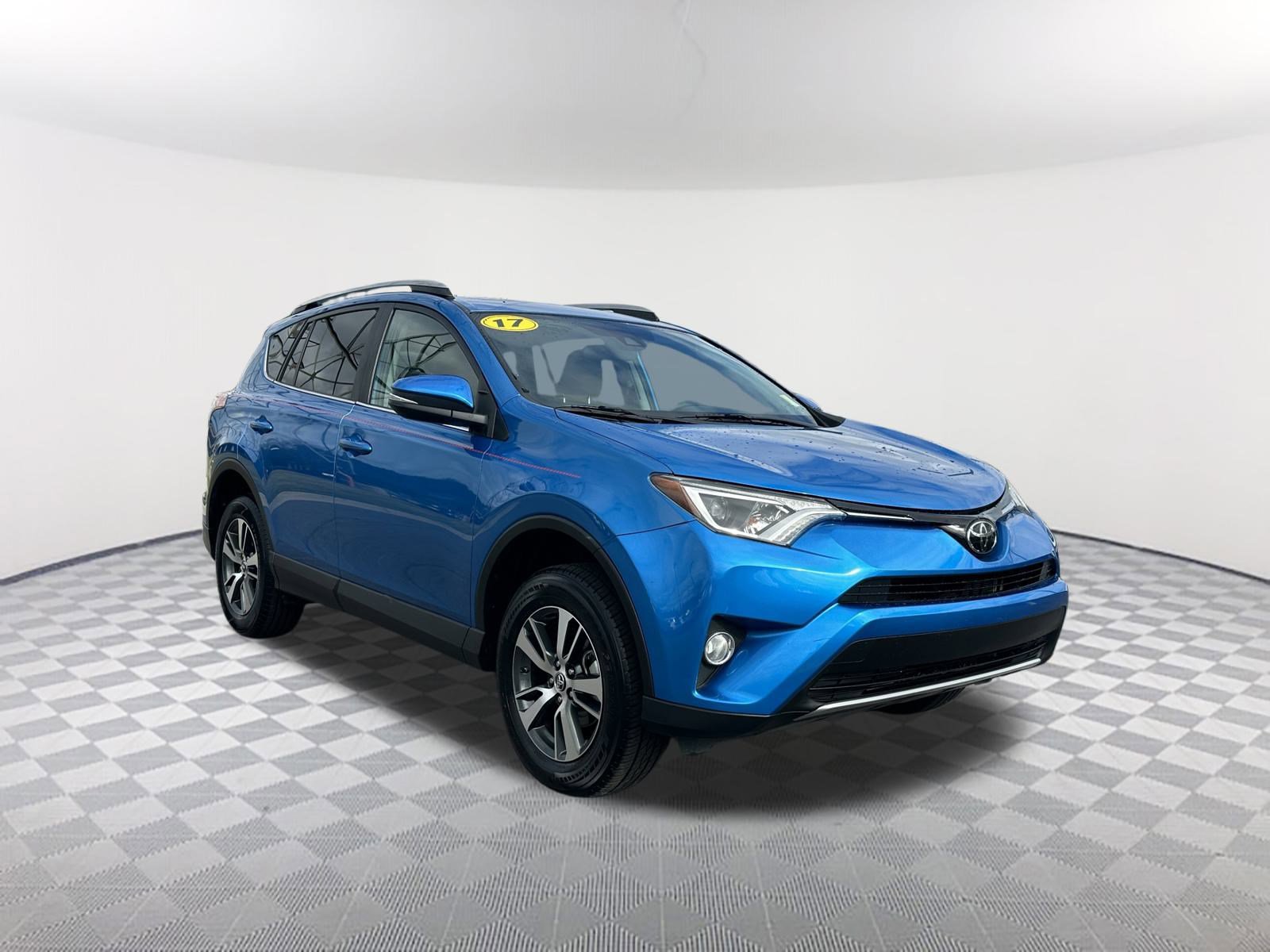 2017 Toyota RAV4 XLE photo 3
