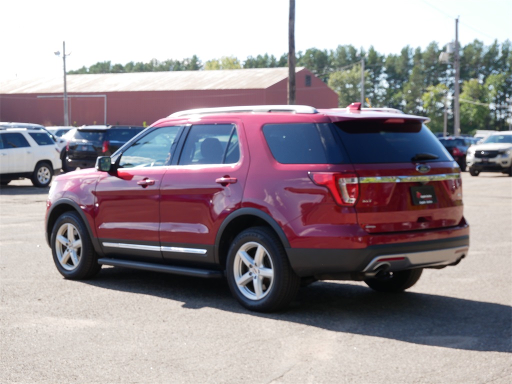 2016 Ford Explorer XLT photo 2