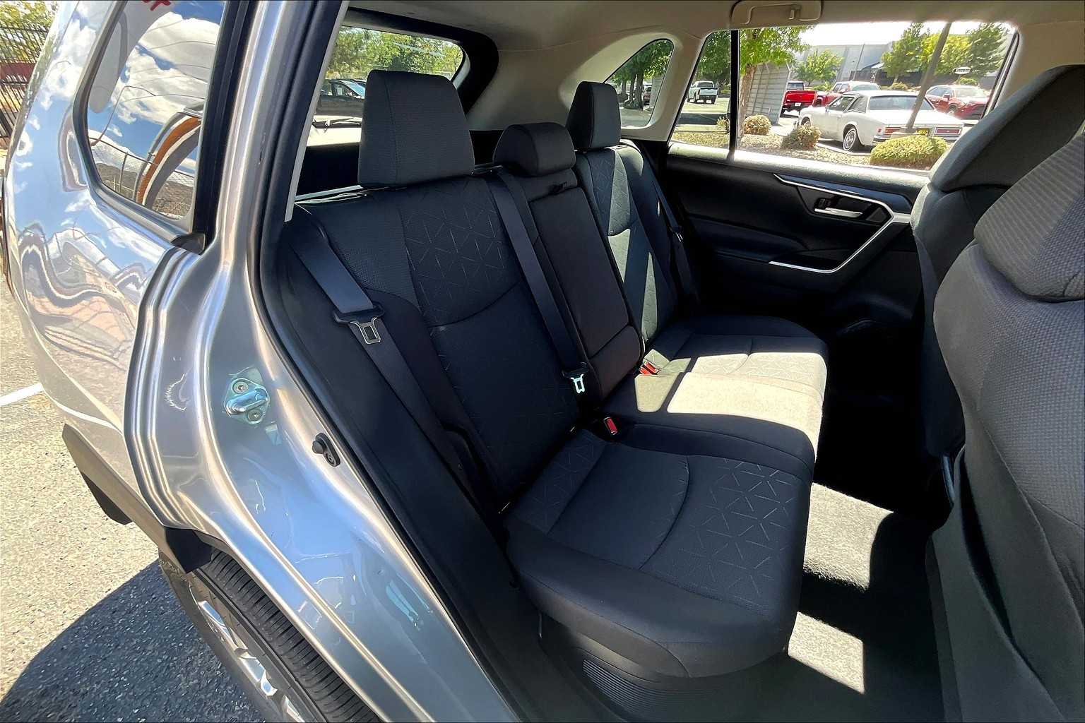 2024 Toyota RAV4 Hybrid XLE photo 17