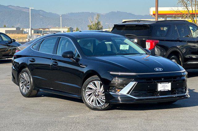 2025 Hyundai Sonata Hybrid Limited photo 2