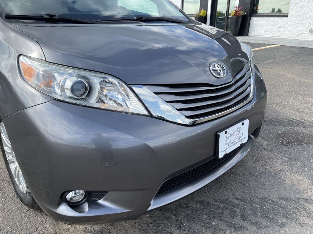 2017 Toyota Sienna XLE photo 13