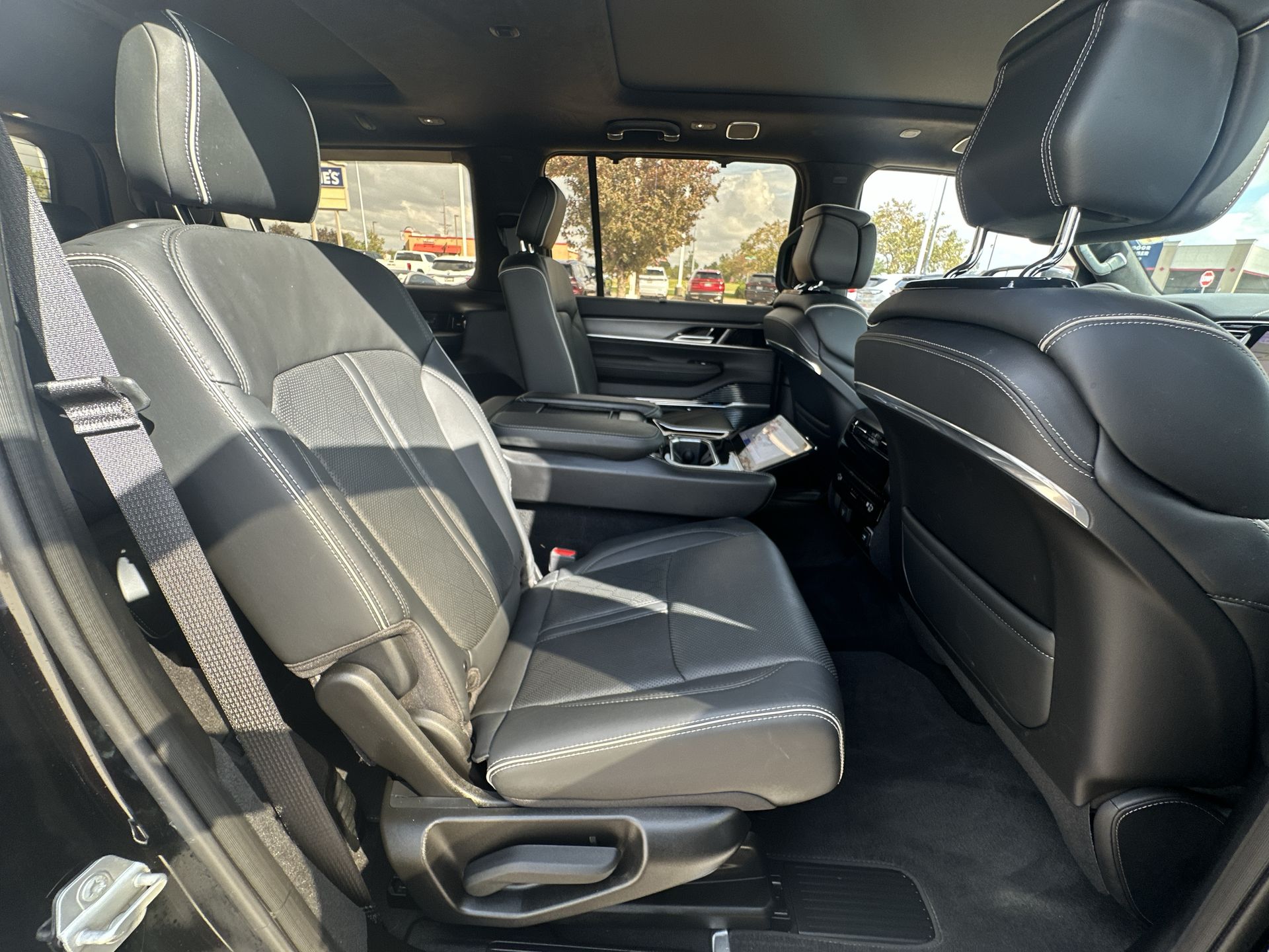 2023 Jeep Grand Wagoneer II photo 26