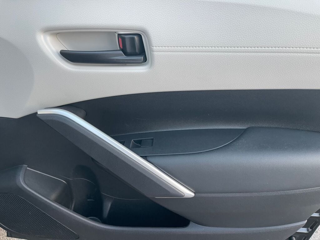2024 Toyota Corolla Cross L photo 18