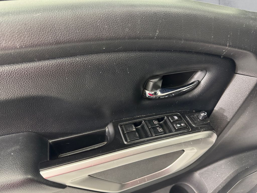 2017 Nissan Titan SV photo 11
