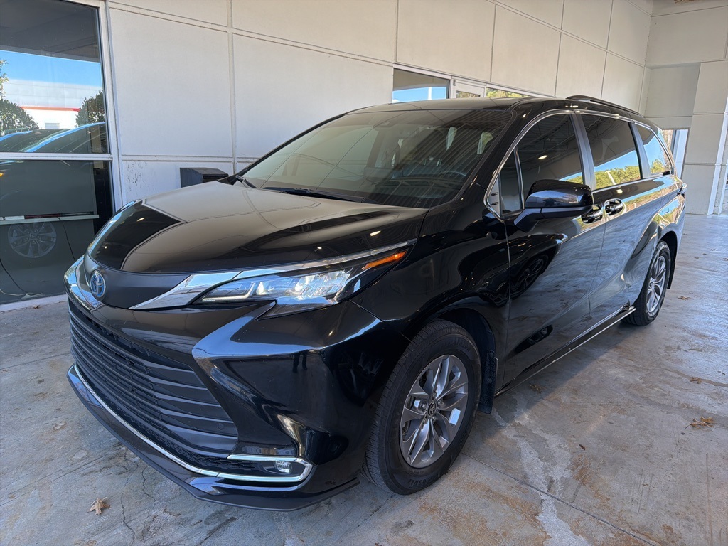 2024 Toyota Sienna XLE's photo