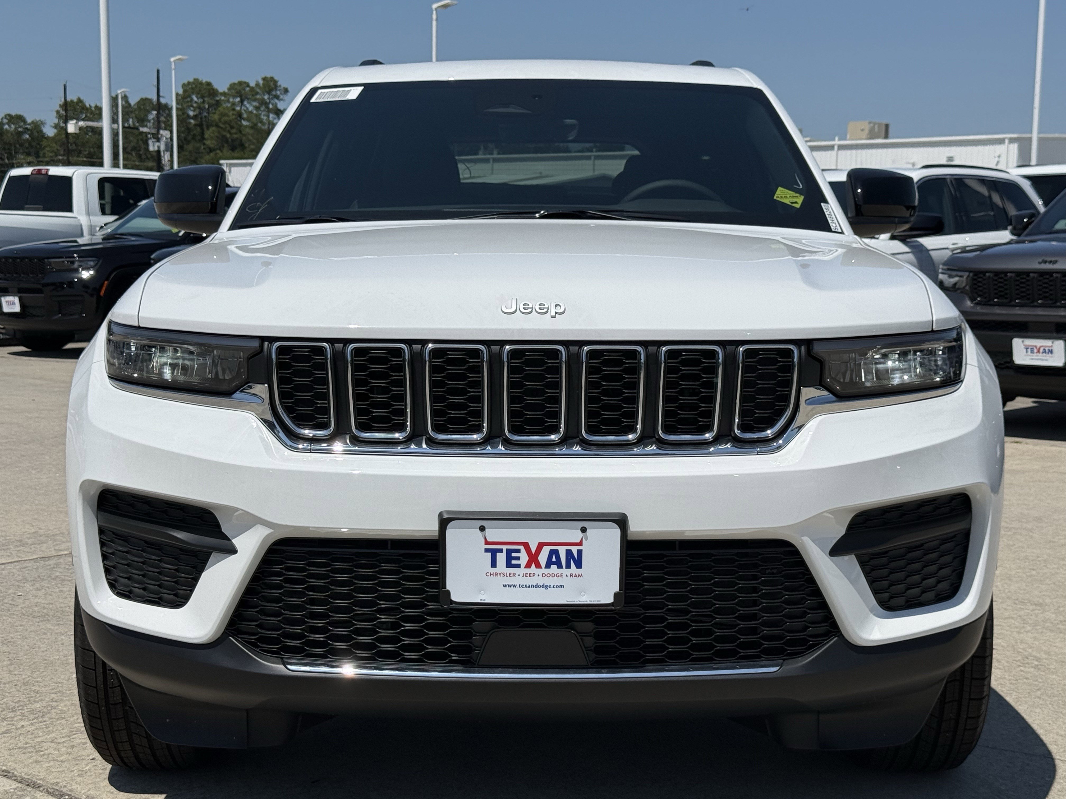 2025 Jeep Grand Cherokee Laredo X photo 3