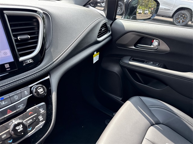 2025 Chrysler Pacifica photo 24