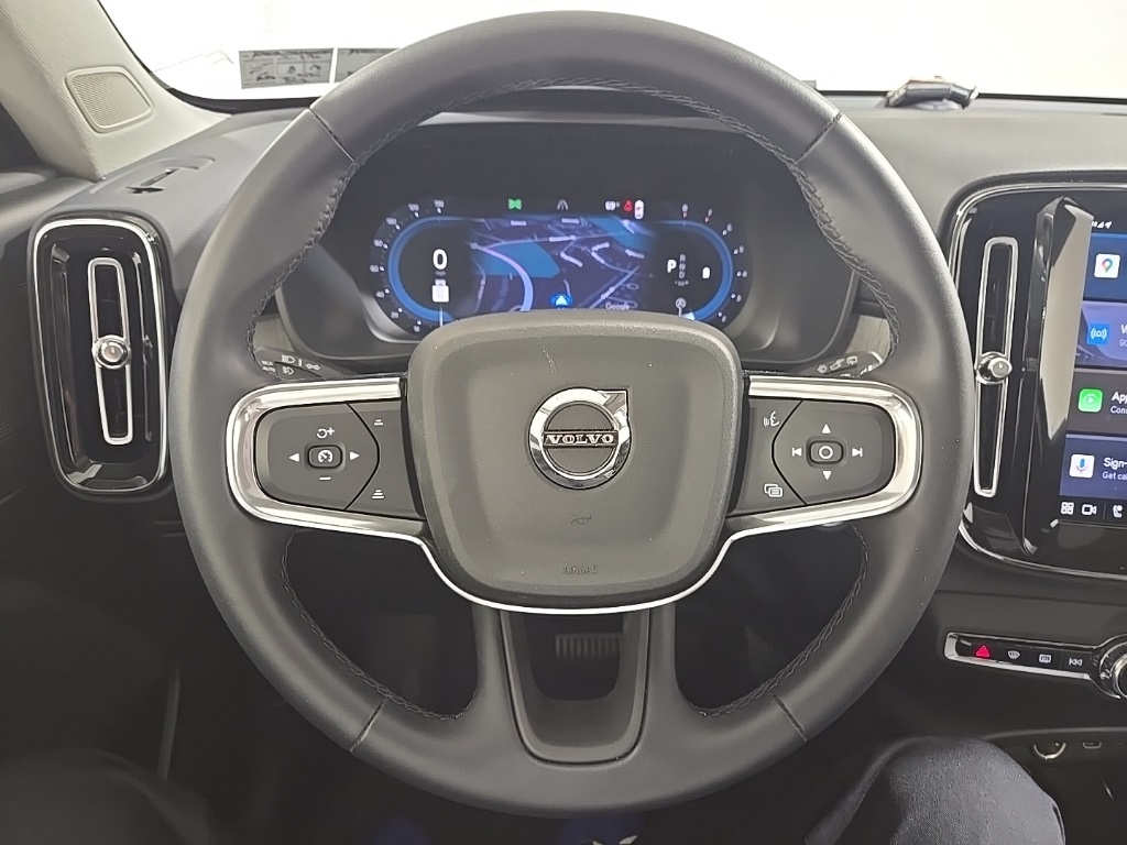2025 Volvo XC40 Core photo 9