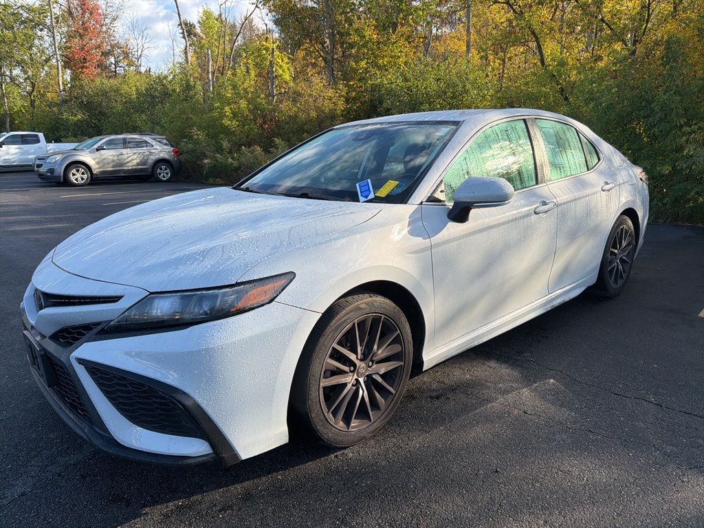 2022 Toyota Camry SE photo 2